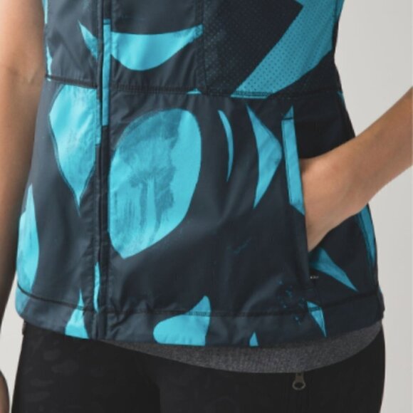 Lululemon Packable Water-Resistant Vest Blue Print 2 NWOT - Picture 5 of 12